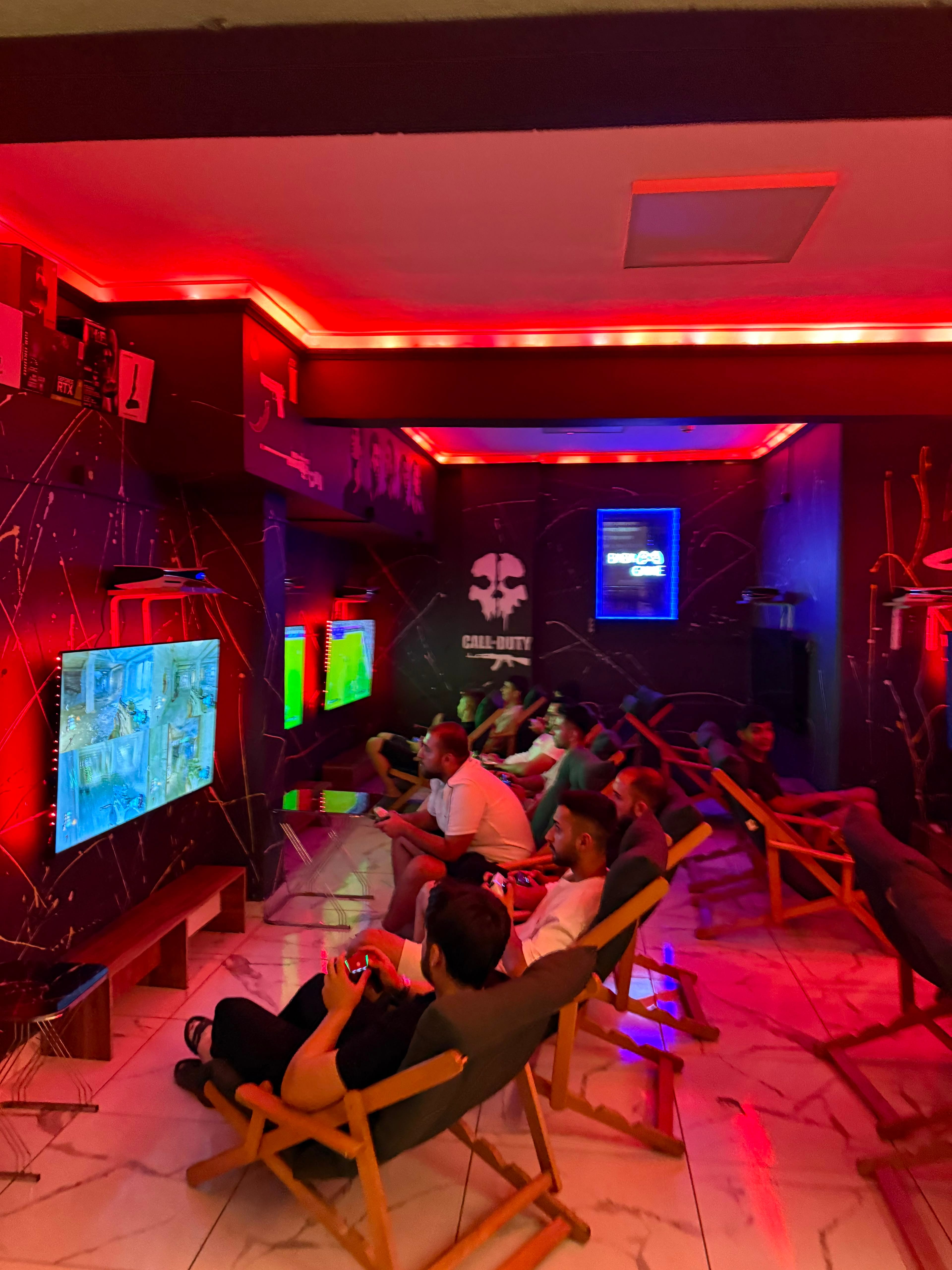 Baba Game Bursa Osmangazi Emek PS5 ve simülasyon salonunda oyun oynayan müşteriler